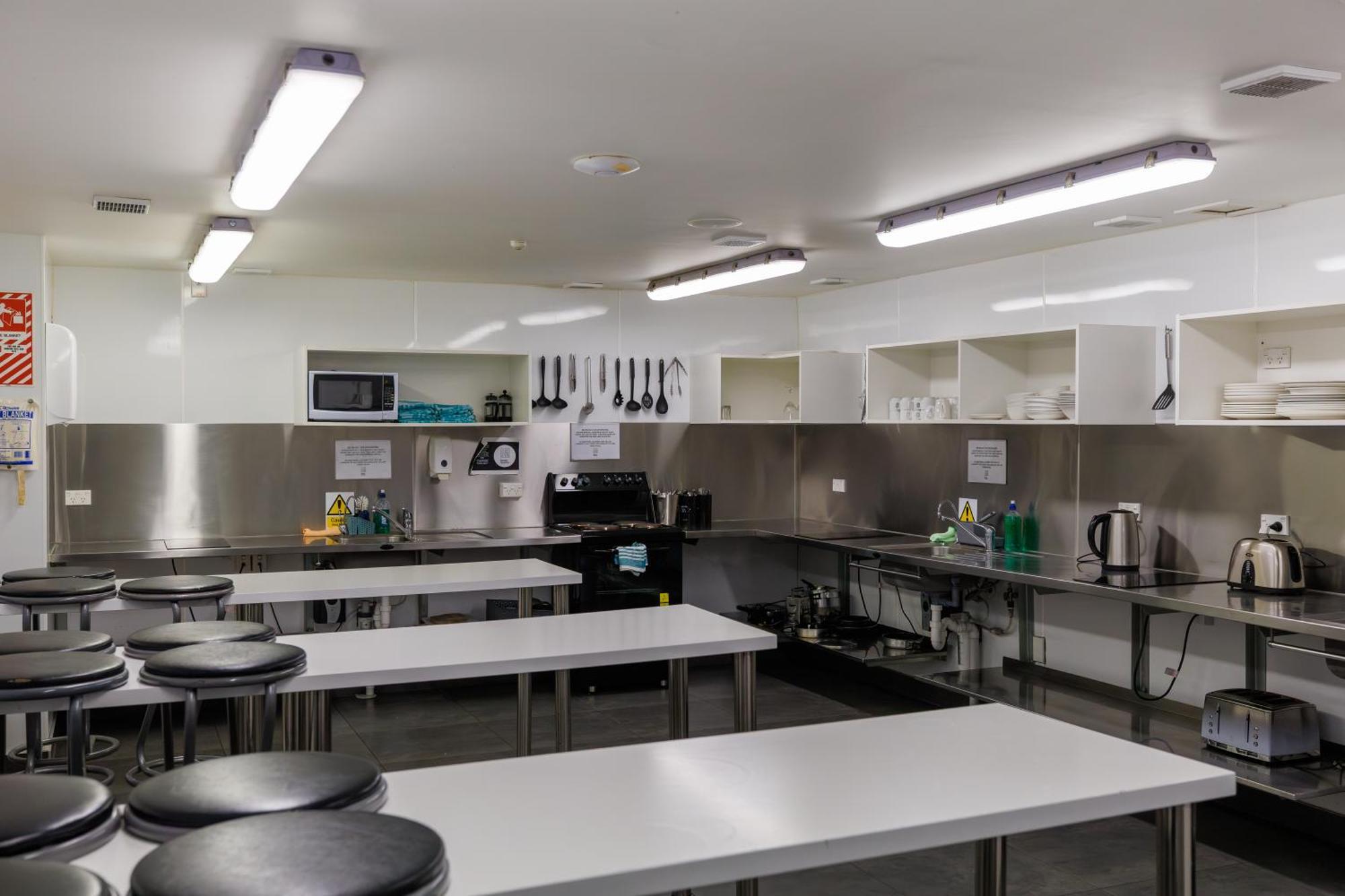 The Bealey Quarter Motel Christchurch Eksteriør billede A typical kitchen at a culinary school