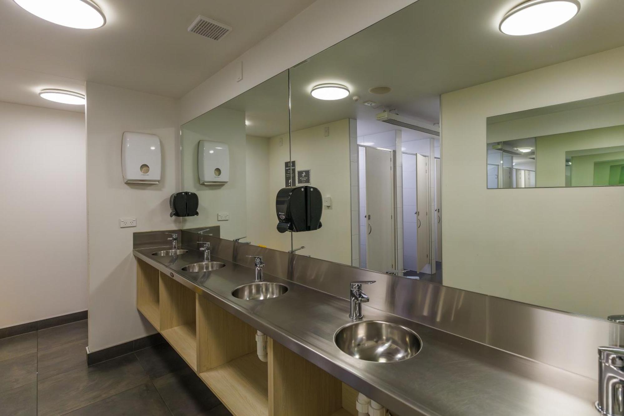 The Bealey Quarter Motel Christchurch Eksteriør billede A washroom at the University of Washington