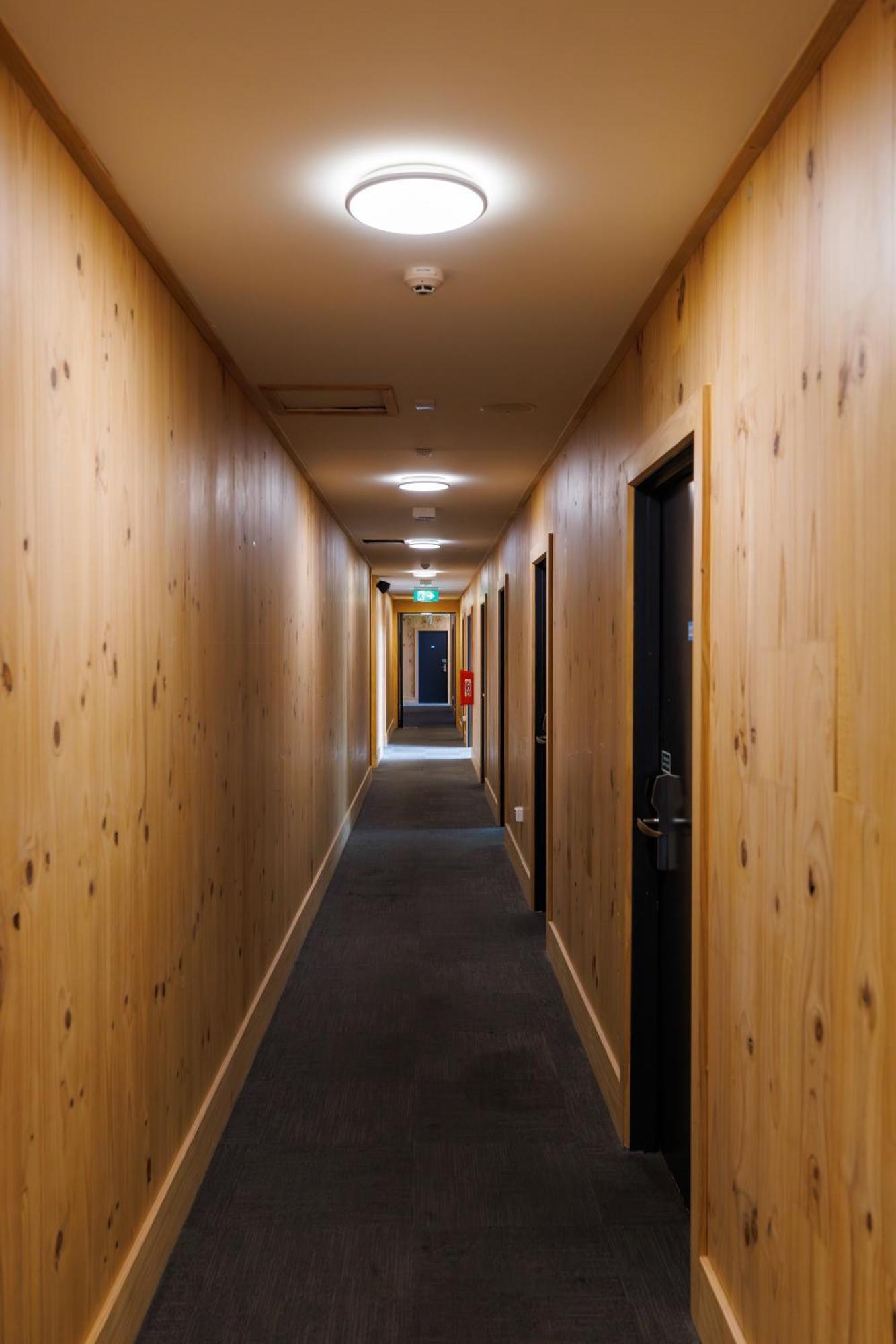 The Bealey Quarter Motel Christchurch Eksteriør billede A corridor at the hotel